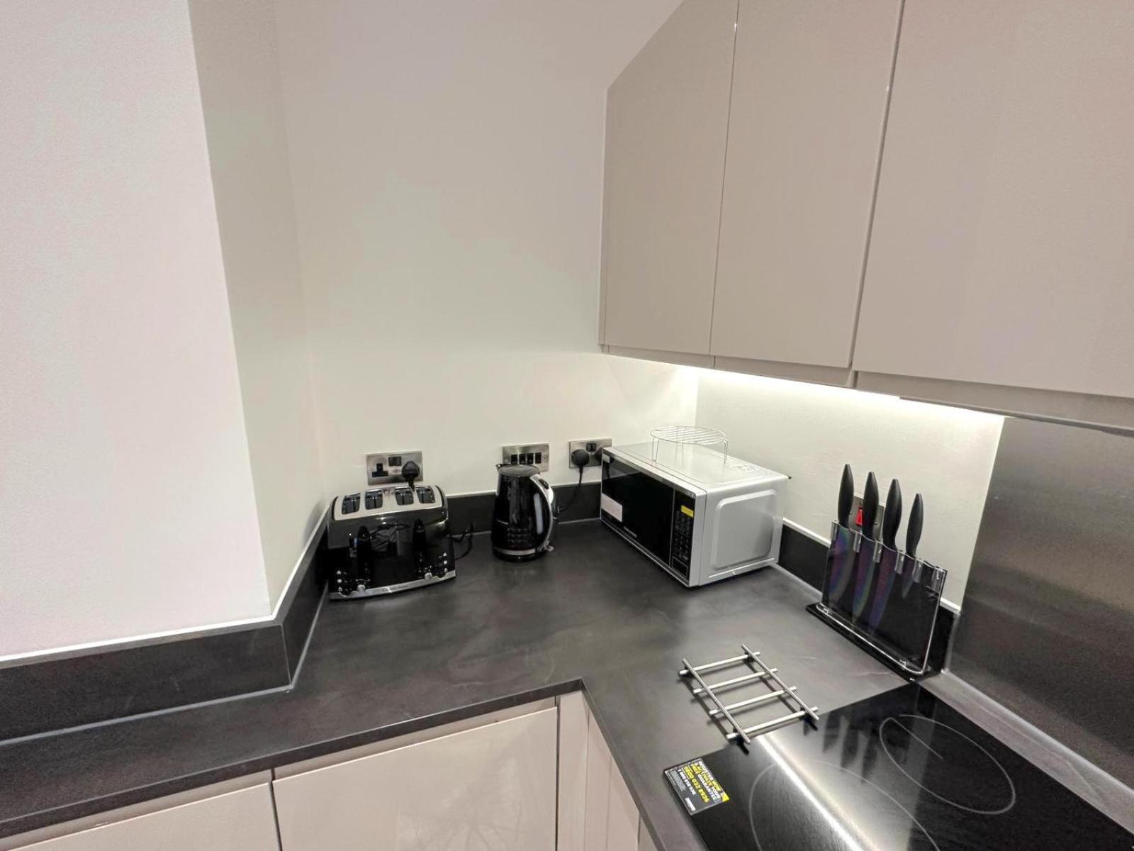 Brand New 2 Bedroom Apartment Centre Of Солихалл Экстерьер фото